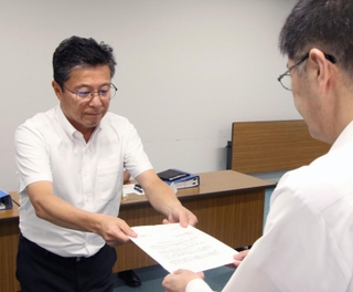 金刺義行兵庫労働局長に答申書を手渡す兵庫地方最低賃金審議会の梅野巨利会長（左）＝兵庫労働局
