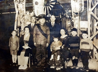 出征する親族と一緒に写った記念写真。右端が博一さん、隣に兄、母、妹＝神戸市内