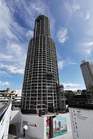 台風襲来に備え、改修工事用の足場を覆っていたシートが取り外された神戸ポートタワー＝８日午前、神戸市中央区波止場町（撮影・長嶺麻子）
