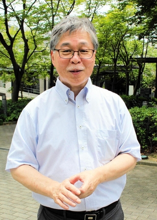 「被爆２世としてどう継承していくのか考えたい」と話す岩崎久志さん＝神戸市西区学園西町３