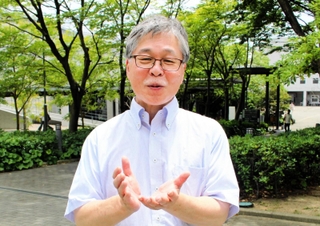 「被爆２世としてどう継承していくのか考えたい」と話す岩崎久志さん＝神戸市西区学園西町３
