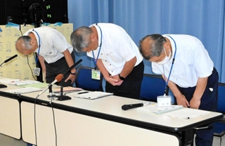 兵庫県の監督不足を謝罪する八尾昌彦河川整備課長（中央）ら＝県庁