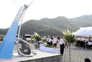 県西・北部豪雨の犠牲者を悼み開かれた献花行事＝９日午前、佐用町久崎