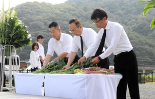 防災への決意を新たに献花する庵逧典章典章町長（中央）＝９日午前、佐用町久崎