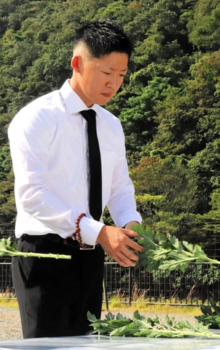 犠牲者を悼み献花する遺族＝９日午前、佐用町久崎