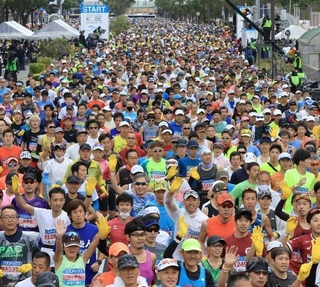 昨年の神戸マラソンでスタートしたランナー＝２０２２年１１月
