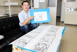 ４０年前に故森本雅樹さんらがアルタイルに発信したイラスト。「アルタイル星人から返信があるなら、同じように進化の過程を教えてくれるのでは」と話す鳴沢真也さん＝神戸市西区学園西町８、兵庫県立大