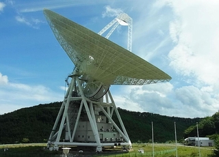 観測に使うＪＡＸＡ・臼田宇宙空間観測所の口径６４メートルの電波望遠鏡＝長野県佐久市（鳴沢真也さん提供）