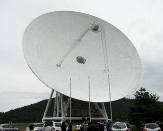 観測に使うＪＡＸＡ・臼田宇宙空間観測所の口径６４メートルの電波望遠鏡＝長野県佐久市（鳴沢真也さん提供）