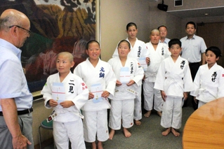 片山安孝副知事（左）から激励を受ける選手ら＝兵庫県庁