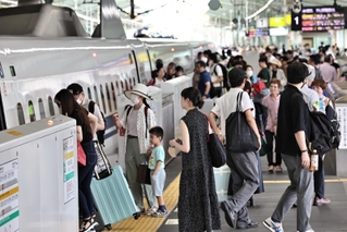 盆休み期間の初日を迎え、新幹線に乗降する人たち＝１１日午前、神戸市中央区、ＪＲ新神戸駅（撮影・長嶺麻子）