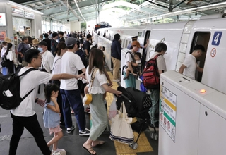 盆休み期間の初日を迎え、新幹線に乗降する人たち＝１１日午前、神戸市中央区、ＪＲ新神戸駅（撮影・長嶺麻子）