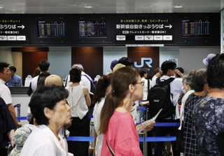 新幹線の切符を買い求める人らで混雑する売り場＝１１日午前、神戸市中央区、ＪＲ新神戸駅（撮影・長嶺麻子）