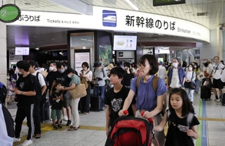 切符を買い求める人らで混雑する新幹線のりば＝１１日午前、神戸市中央区、ＪＲ新神戸駅（撮影・長嶺麻子）