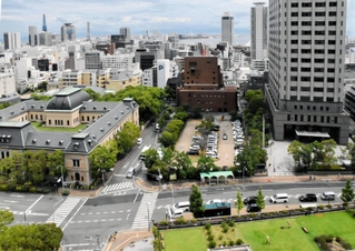 ２０年以上にわたって暫定利用が続くコインパーキング（写真中央）。神戸・元町の一等地にある＝神戸市中央区下山手通５から
