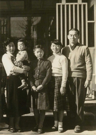 島田叡元知事の弟昇さん（右端）の家族（１９５３年ごろ）。長女の芙美子さん（右から２番目）はこのころ、沖縄戦や伯父のことに関心を持ち始めたという（岩間芙美子さん提供）