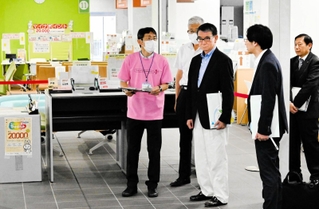 マイナンバーカードの申請・交付窓口を視察した河野太郎デジタル相（左から３人目）＝７月、洲本市役所