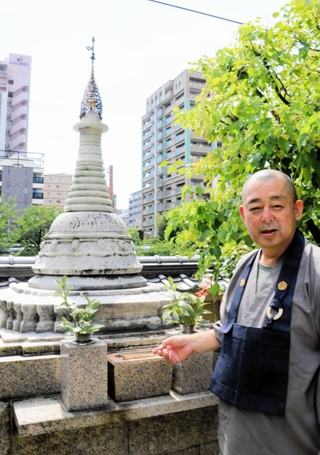朝鮮人のものとされる遺骨も納められている東福寺のパゴダ（仏塔）と同寺の圓通良樹住職＝神戸市中央区国香通７
