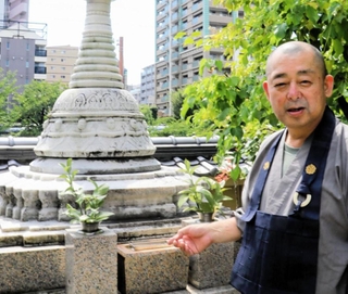 朝鮮人のものとされる遺骨も納められている東福寺のパゴダ（仏塔）と同寺の圓通良樹住職＝神戸市中央区国香通７