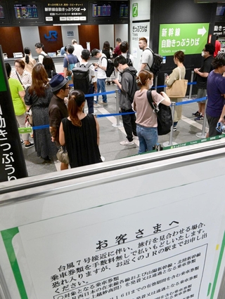 切符の払い戻しなどで混雑するＪＲ新神戸駅の窓口＝１４日午後、神戸市中央区加納町１（撮影・斎藤雅志）