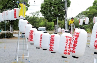 台風の接近を前に、丹波篠山デカンショ祭のちょうちんを外す作業が行われた＝１４日午後、丹波篠山市北新町（撮影・谷口夏乃）