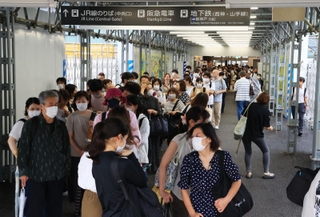 ＪＲ神戸線やポートライナーが運転を見合わせ、タクシー待ちの大行列ができた＝１５日午前８時３１分、神戸市中央区、ＪＲ三ノ宮駅（撮影・鈴木雅之）