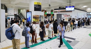 ＪＲ神戸線やポートライナーが運転見合わせとなり、構内に伸びるほどのタクシー待ちの行列ができた＝１５日午前８時２４分、神戸市中央区、ＪＲ三ノ宮駅（撮影・鈴木雅之）