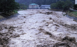 台風７号による大雨で水位が増した矢田川＝１５日午後３時５７分、兵庫県香美町村岡区川会（撮影・長谷部崇）