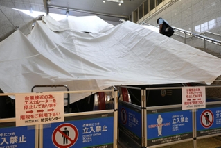 台風７号接近のため、停止されたエスカレーター＝１５日午前、神戸市中央区相生町３（撮影・長嶺麻子）