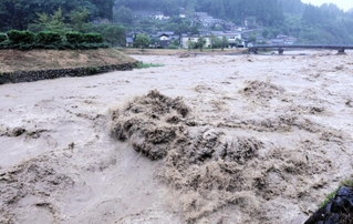 台風７号の接近に伴う大雨で水位を増した湯舟川（手前）と矢田川（奥）の合流地点＝１５日午後、香美町村岡区川会