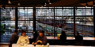 店内に広がる大きな窓。都心三宮のパノラマを目の前で楽しめる＝神戸市中央区加納町４
