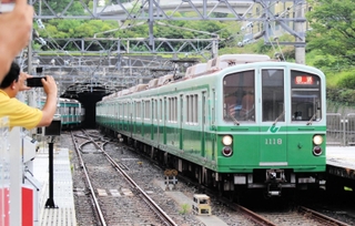 ファンに迎えられ、定期運行を終えた１０００形車両＝須磨区中落合２
