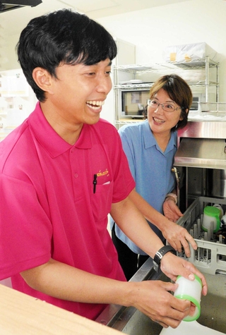 念願の介護の仕事に就いたリシャフさんと、メロディの神田郁美代表＝尼崎市大庄中通１
