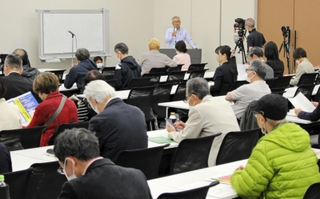 石綿関連疾患の患者や家族らが現制度の改善を訴えた５月の集会＝東京都内
