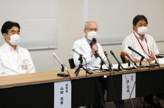 記者会見で説明する甲南医療センターの具英成院長（中央）、山田浩幸副院長（左）ら病院幹部＝神戸市東灘区鴨子ケ原１、甲南医療センター