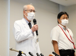 記者会見で説明する甲南医療センターの具英成院長（左）＝神戸市東灘区鴨子ケ原１、甲南医療センター