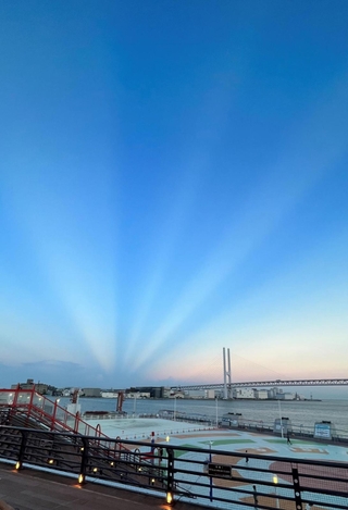 夕刻、東の空に現れた光芒＝１６日午後、神戸市東灘区（安岡さん提供）