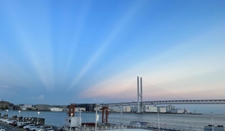 夕刻、東の空に現れた光芒＝１６日午後、神戸市東灘区（安岡さん提供）