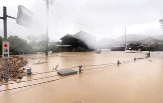 川の増水で冠水した集落＝15日午後、香美町香住区油良（日下部光宣さん撮影）