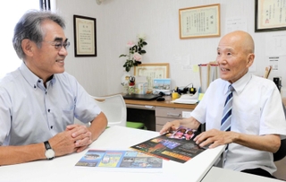 児童養護施設の子どもたちを招いたＵＳＪツアーについて、計画を練る東洋財団の三村正之さん（右）ら＝宝塚市野上２、同財団