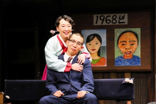 舞台「五十四の瞳」初演の一場面（文学座提供、宮川舞子さん撮影）