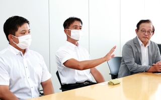 今夏の戦いぶりについて語った社の（左から）高橋侑弘部長、山本巧監督、中井修校長＝神戸新聞社（撮影・長嶺麻子）