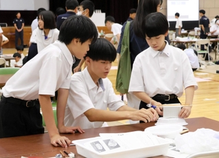 実技でホーバークラフトを作る生徒＝神戸市長田区蓮池町