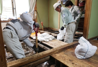 床下にたまった泥のかき出す人たち＝１８日、兵庫県香美町香住区間室