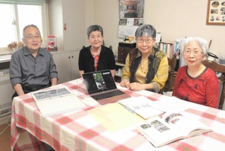 台湾時代の家が台北市の「歴史建築」に登録されたことを喜ぶ（左から）伊東進さん、容子さん、優里さん、香保さん＝明石市内
