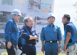 被災した地区の区長（右端）と言葉を交わす（左から）浜上勇人香美町長、谷公一防災担当相、斎藤元彦知事＝１９日午後、兵庫県香美町香住区油良