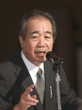 講演中の山本二三さん＝２０２１年６月、神戸市中央区