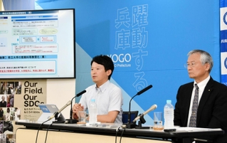 兵庫県立２大学の無償化に向け、今後の進め方を説明する斎藤元彦知事（左）と高坂誠学長＝２１日午前、兵庫県庁