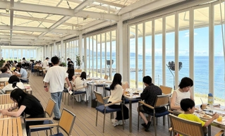 西海岸の海を臨むテラスで食事を楽しむレストラン＝淡路市野島平林
