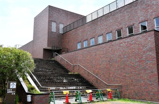 土地の返還期限が過ぎても残ったままとなっている旧明石市立図書館＝明石市明石公園